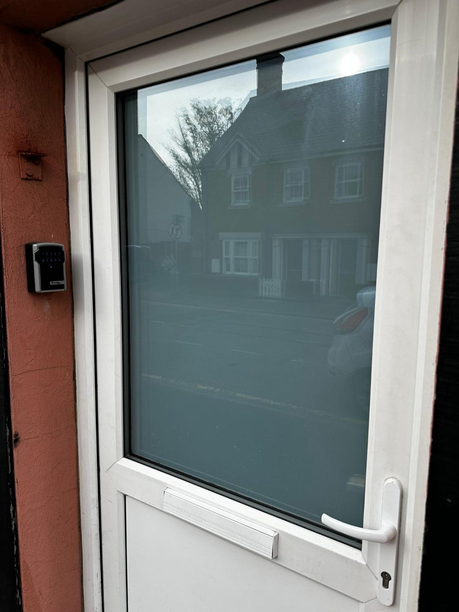 Entire Super King Bed Close To Town Centre * Colchester