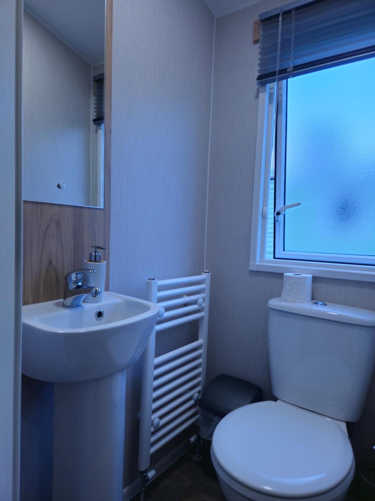 Chalet Charming 3-bed Caravan In Mersea Island Colchester