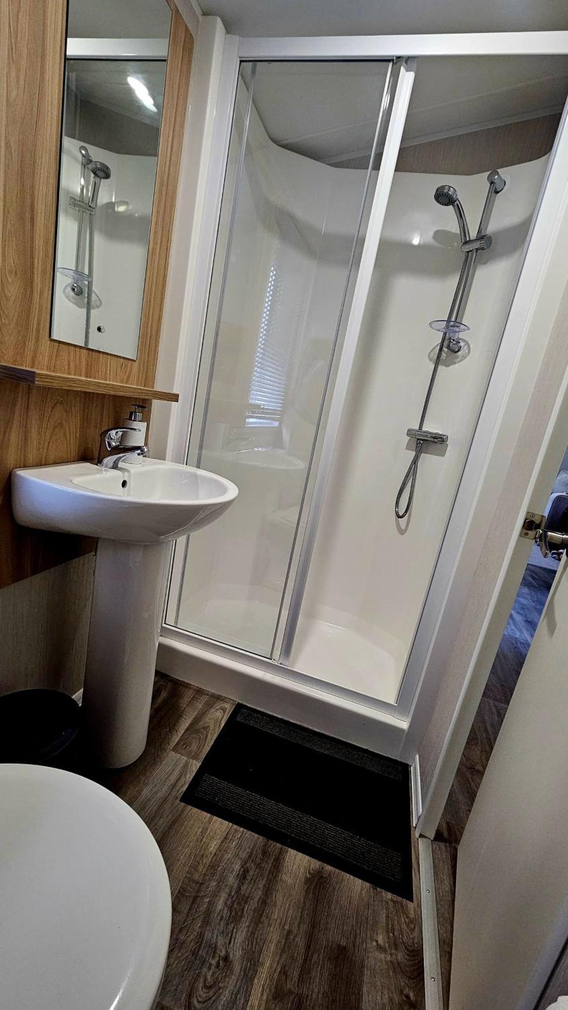 Charming 3-bed Caravan In Mersea Island Chalet Colchester