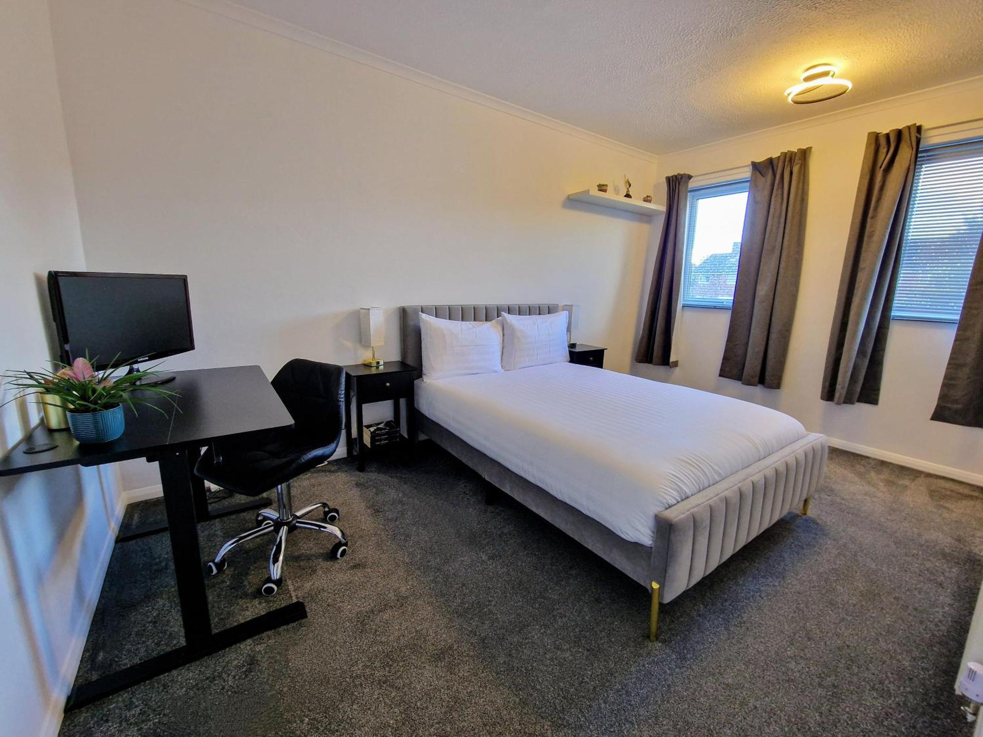 Modern And Spacious 3 Bedroom Family House With Workspace Colchester