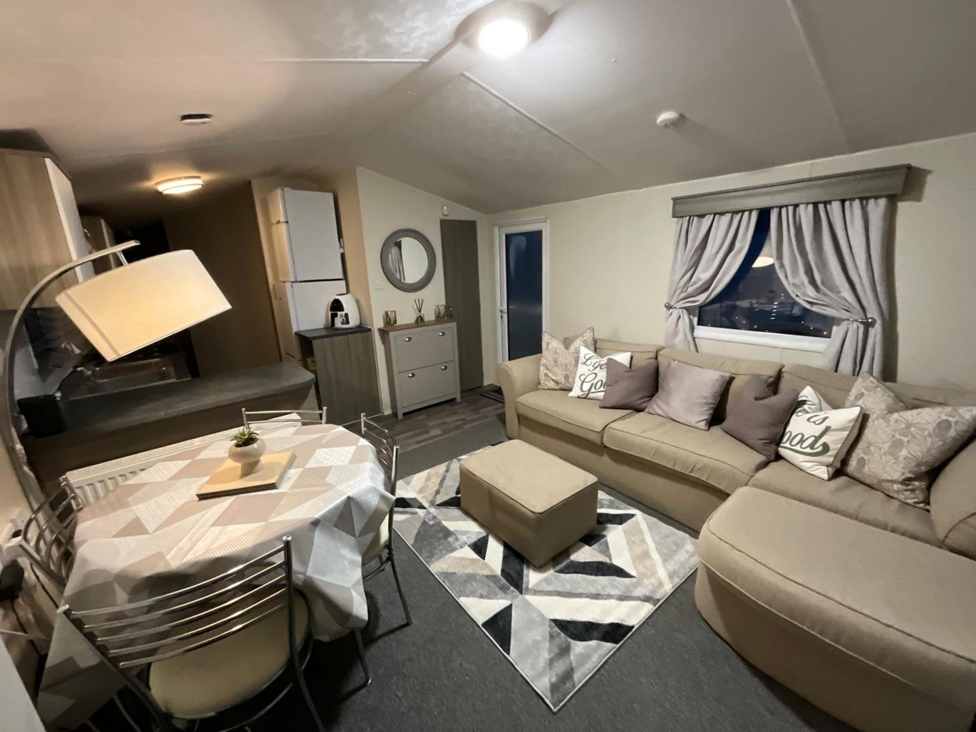 Luxury 2- Bed Caravan In Mersea Island Holiday home *