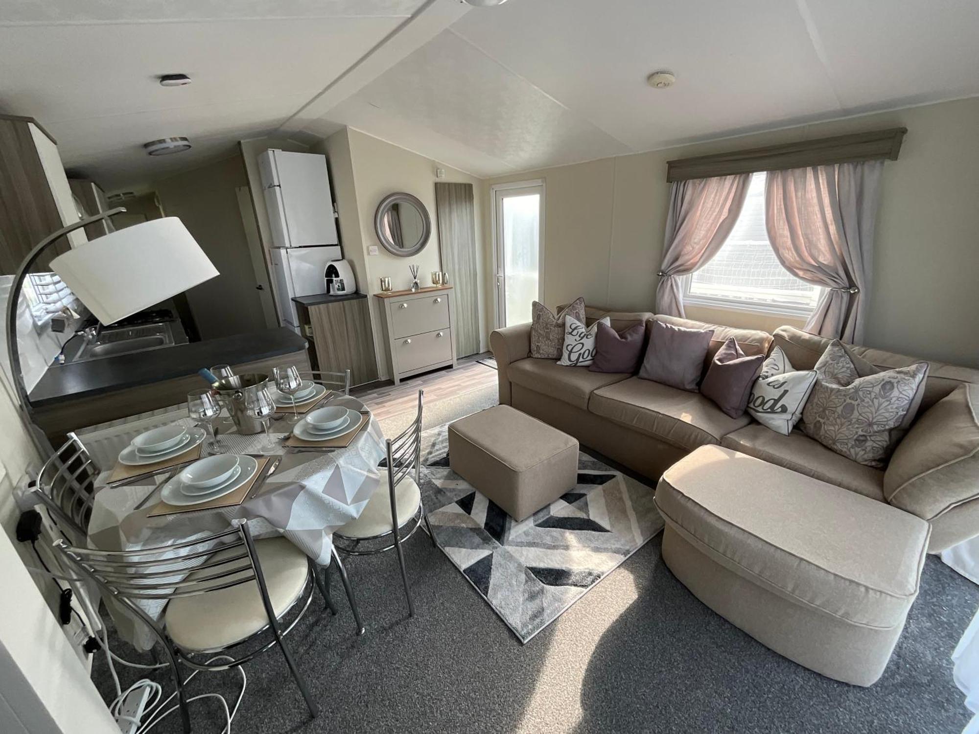 Luxury 2- Bed Caravan In Mersea Island Colchester