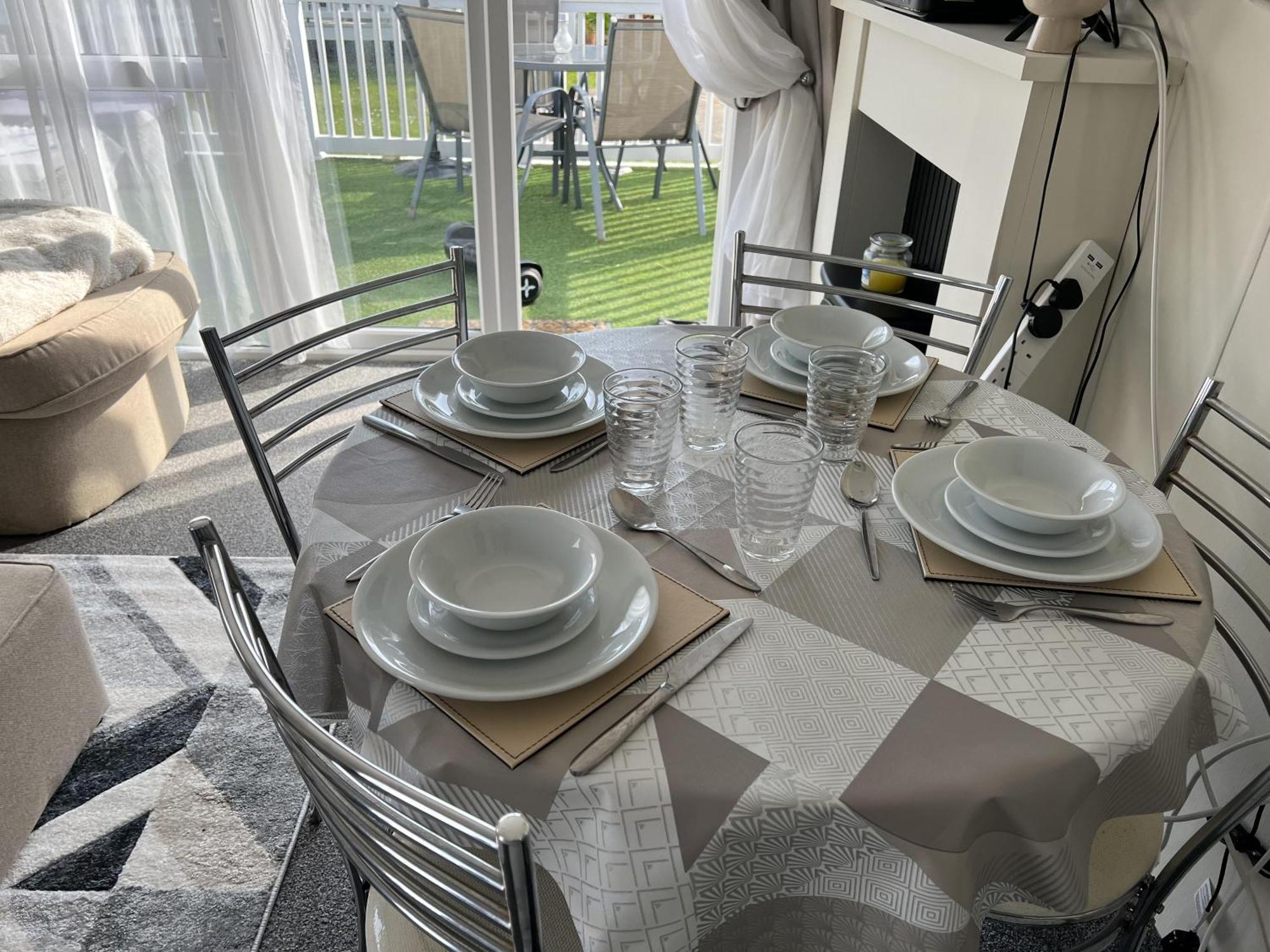 Luxury 2- Bed Caravan In Mersea Island Colchester