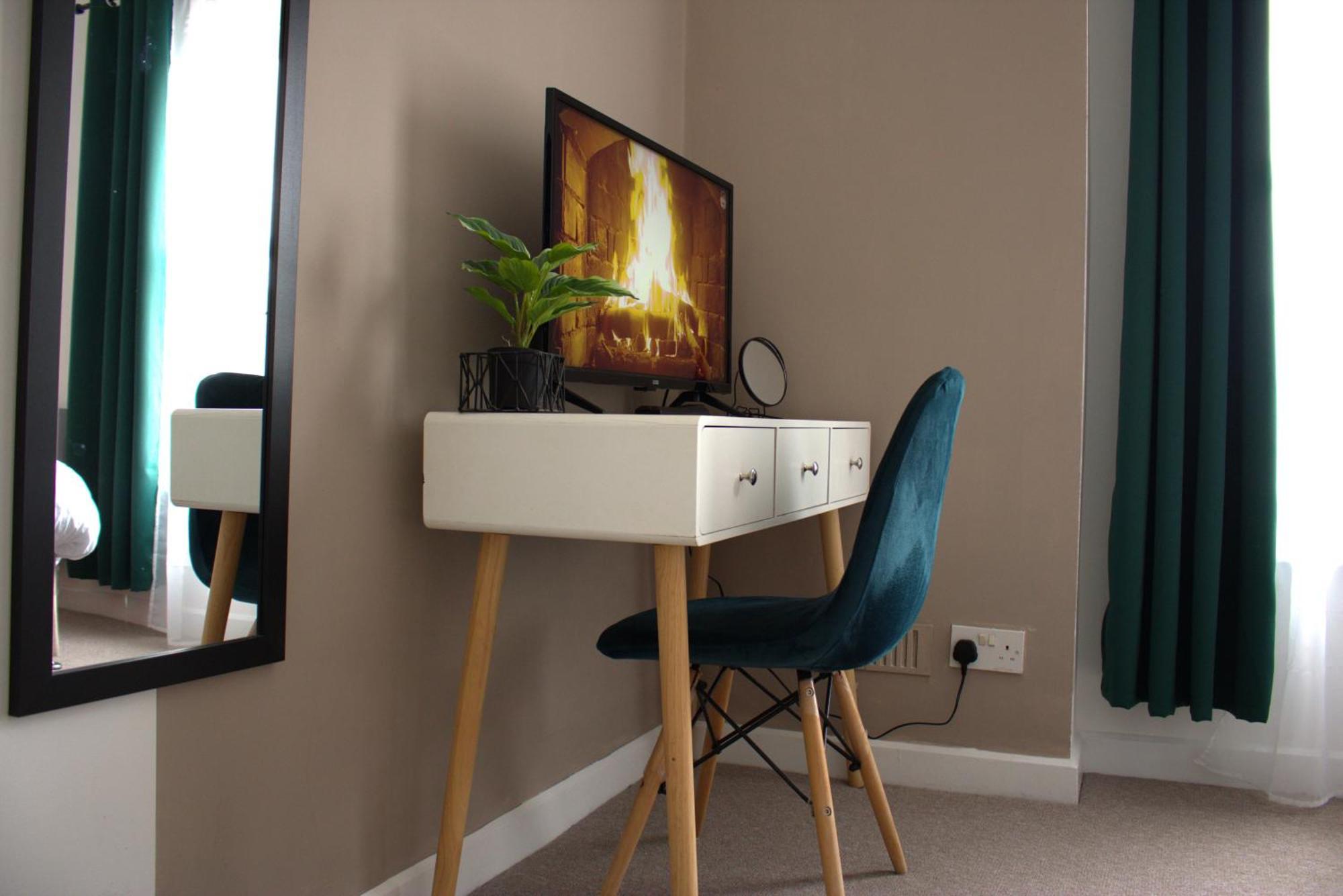 Spot 2-bed Spacious Town Centre Train Station Wifi *