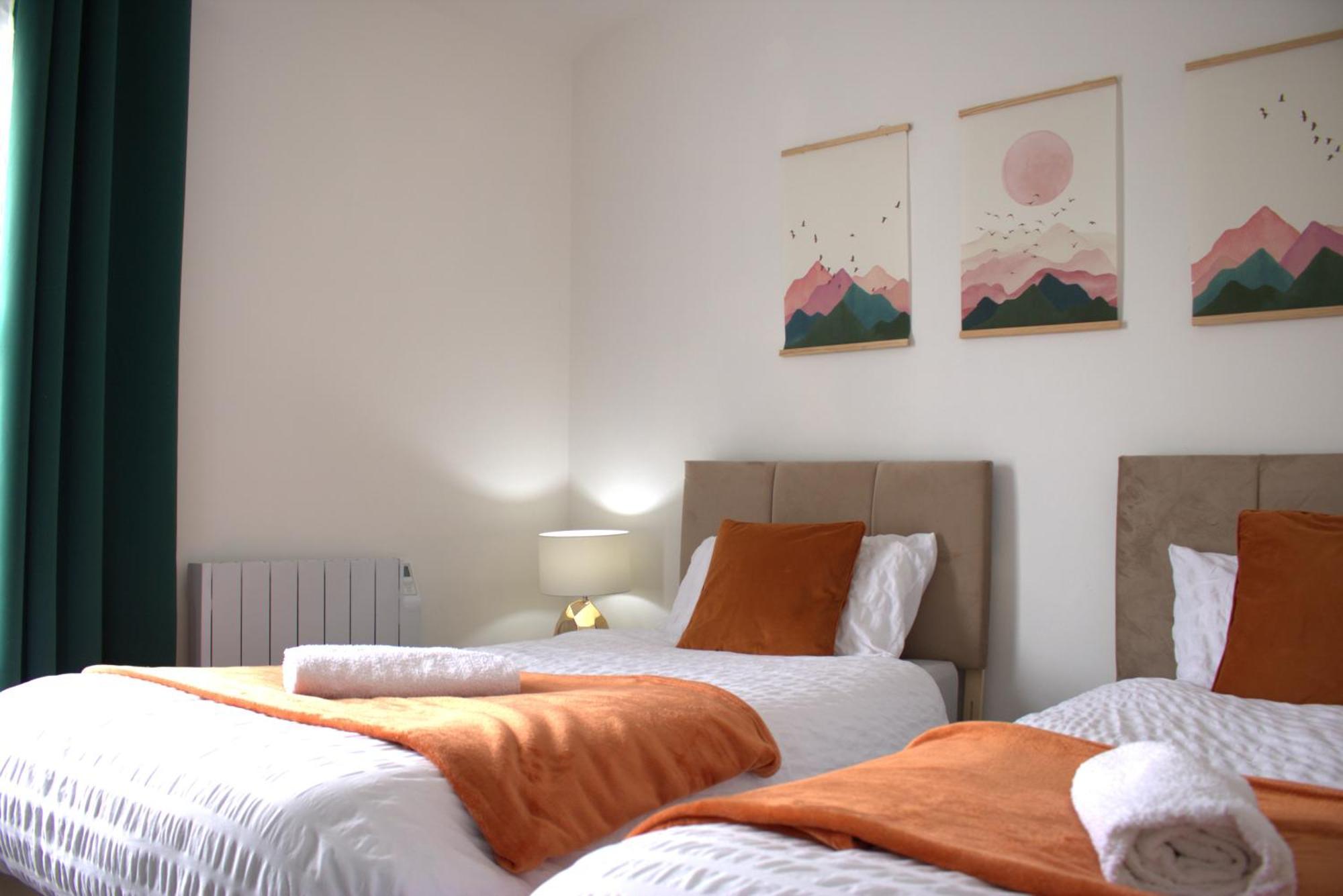 Spot 2-bed Spacious Town Centre Train Station Wifi Apartment