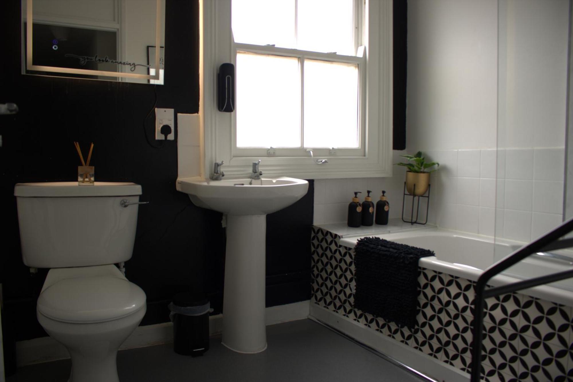 Spot 2-bed Spacious Town Centre Train Station Wifi * Colchester