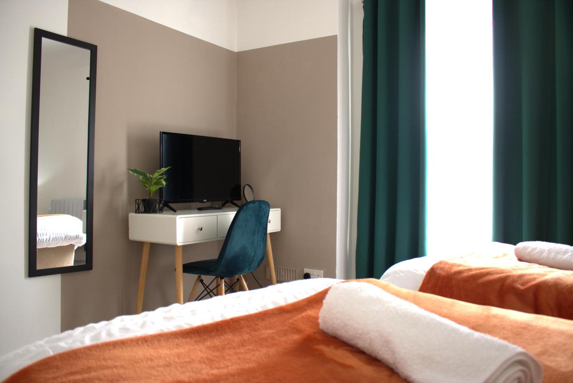 Spot 2-bed Spacious Town Centre Train Station Wifi Apartment *