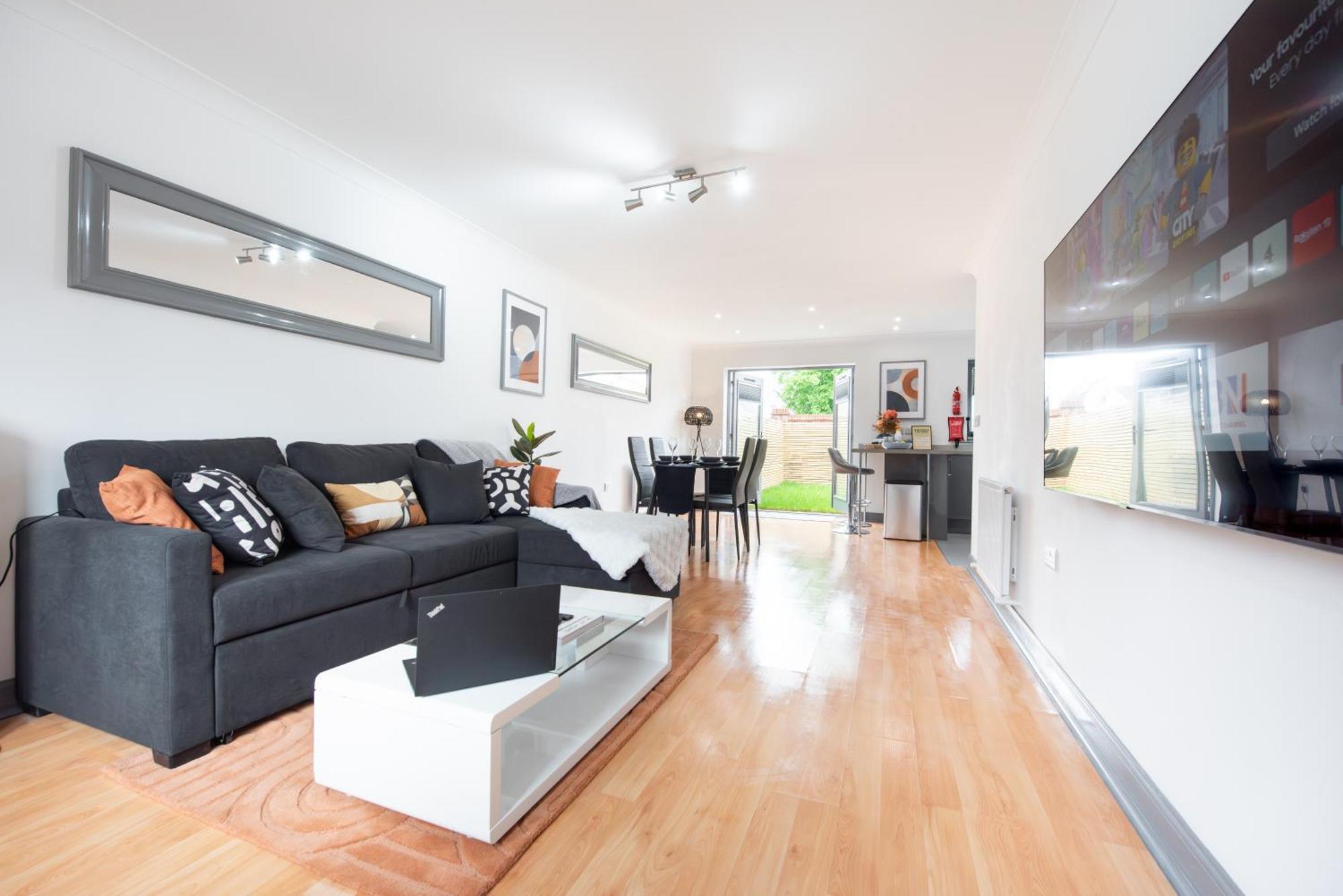 Apartment Hythe Hill 3-bedroom House, 2 Free Spacious Parking Spaces, Fast Wifi, Close To Shops, Cafes & Pubs *