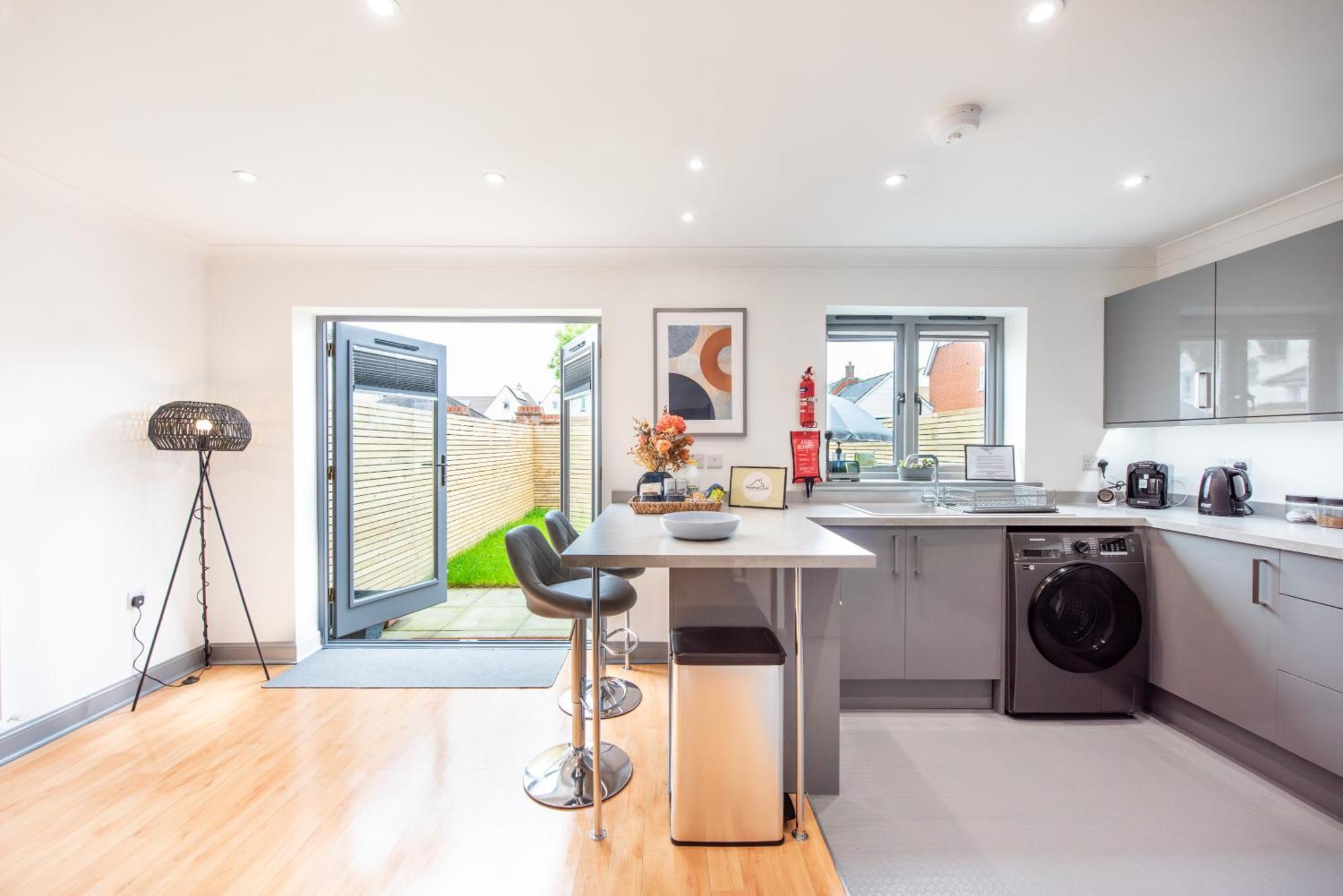 Hythe Hill 3-bedroom House, 2 Free Spacious Parking Spaces, Fast Wifi, Close To Shops, Cafes & Pubs Apartment