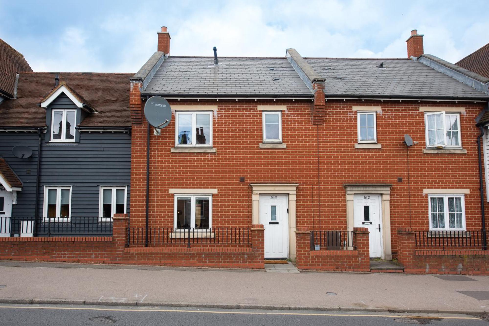 Hythe Hill 3-bedroom House, 2 Free Spacious Parking Spaces, Fast Wifi, Close To Shops, Cafes & Pubs Apartment *