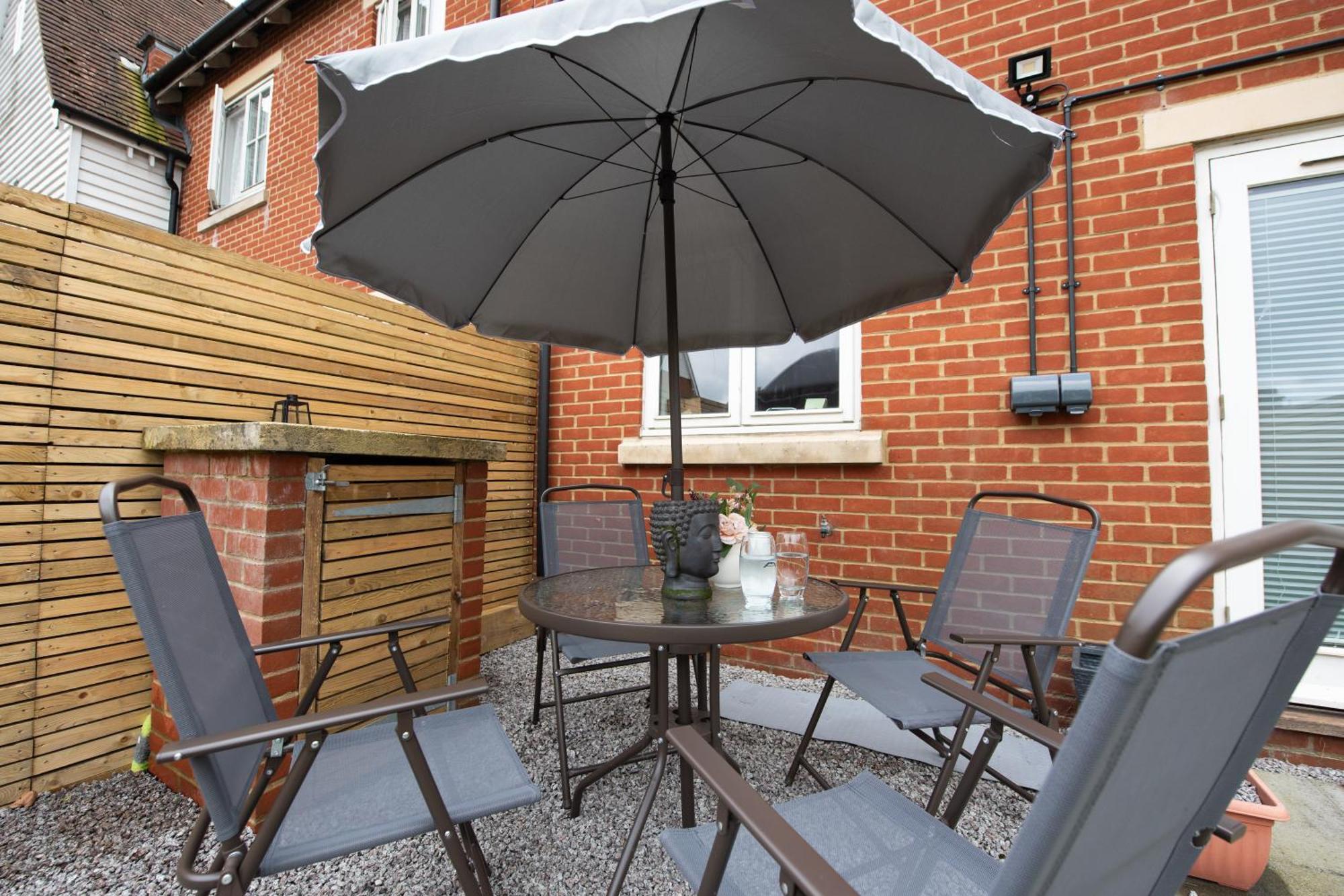 Apartment Hythe Hill 3-bedroom House, 2 Free Spacious Parking Spaces, Fast Wifi, Close To Shops, Cafes & Pubs *