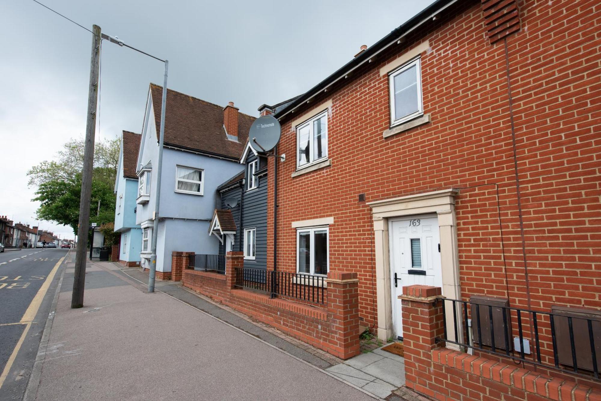 Hythe Hill 3-bedroom House, 2 Free Spacious Parking Spaces, Fast Wifi, Close To Shops, Cafes & Pubs * Colchester