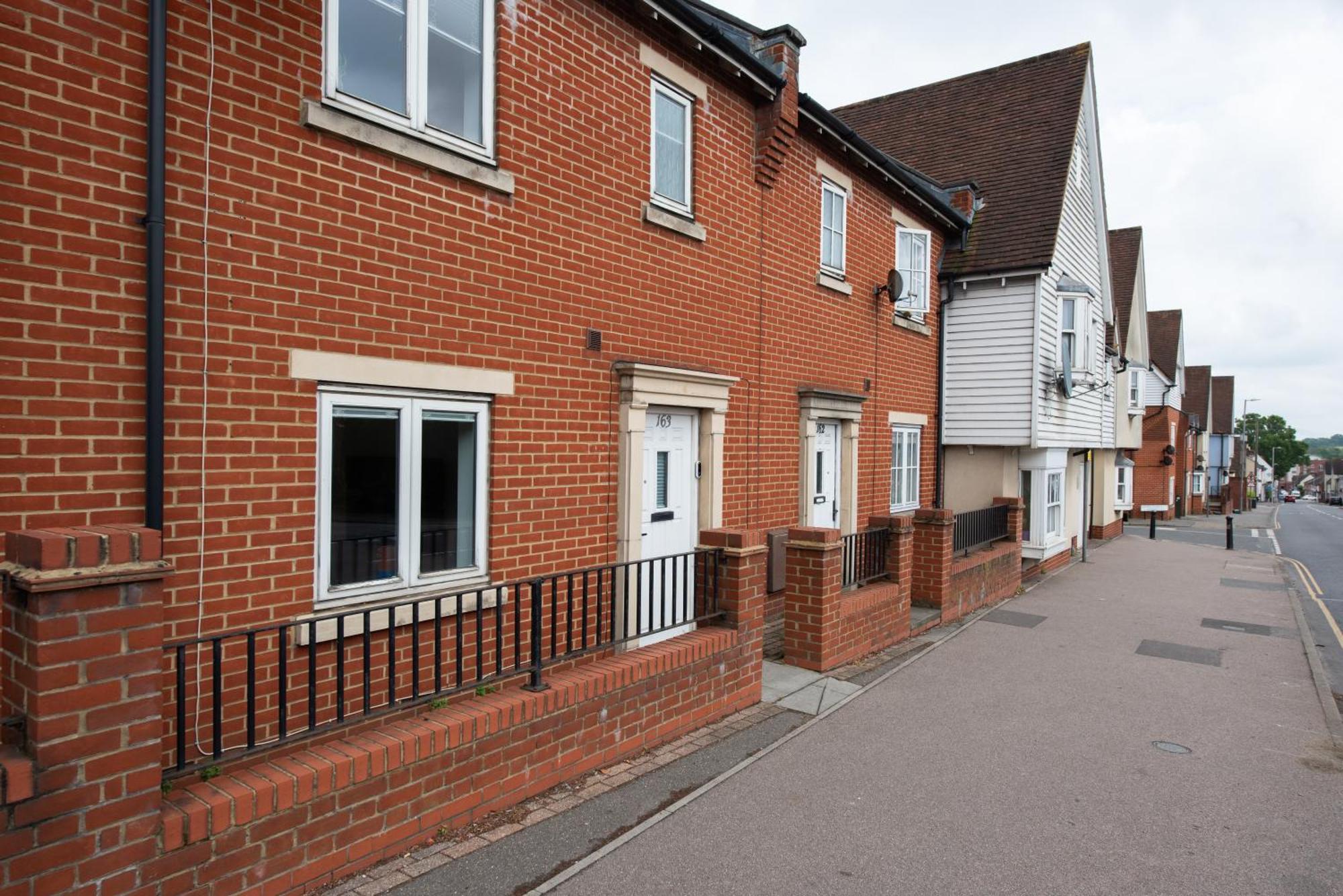Hythe Hill 3-bedroom House, 2 Free Spacious Parking Spaces, Fast Wifi, Close To Shops, Cafes & Pubs Apartment *