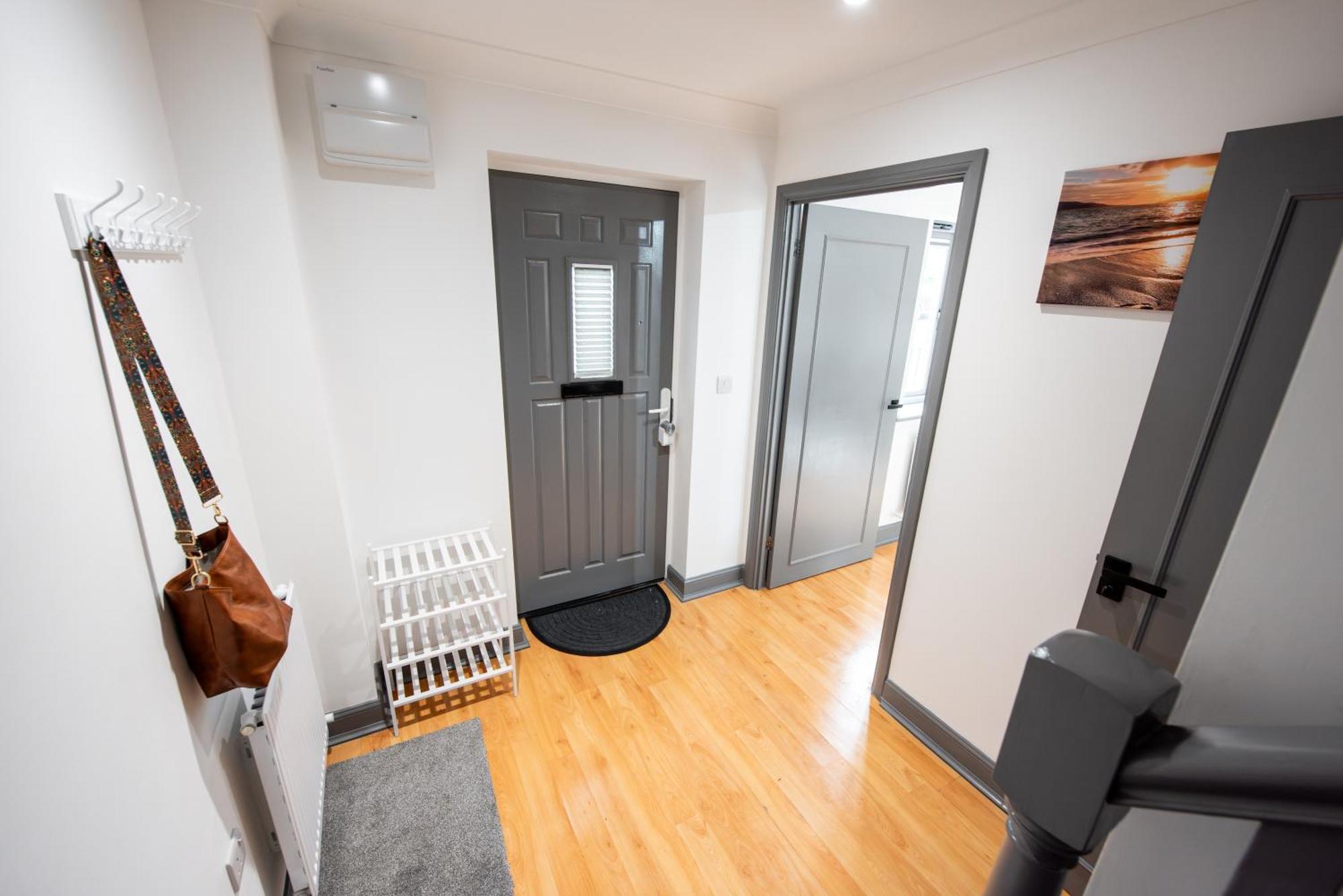 Hythe Hill 3-bedroom House, 2 Free Spacious Parking Spaces, Fast Wifi, Close To Shops, Cafes & Pubs Apartment