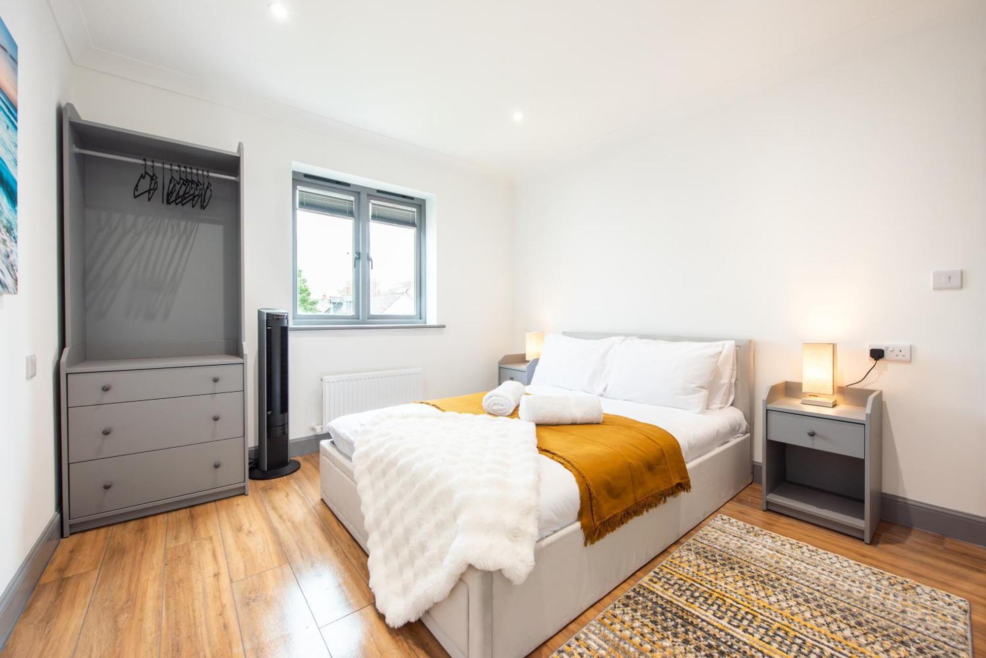 Apartment Hythe Hill 3-bedroom House, 2 Free Spacious Parking Spaces, Fast Wifi, Close To Shops, Cafes & Pubs *