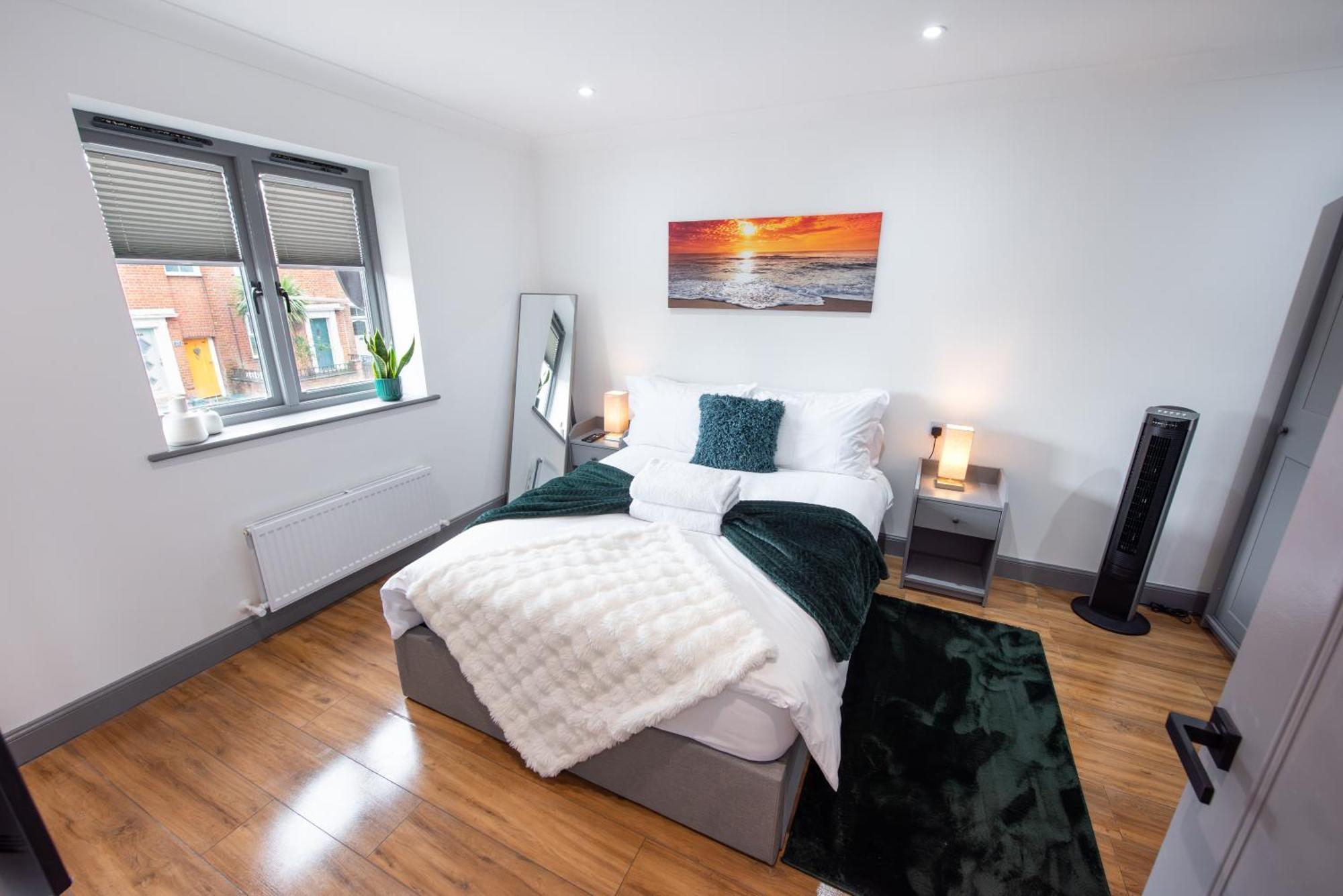 Hythe Hill 3-bedroom House, 2 Free Spacious Parking Spaces, Fast Wifi, Close To Shops, Cafes & Pubs Colchester