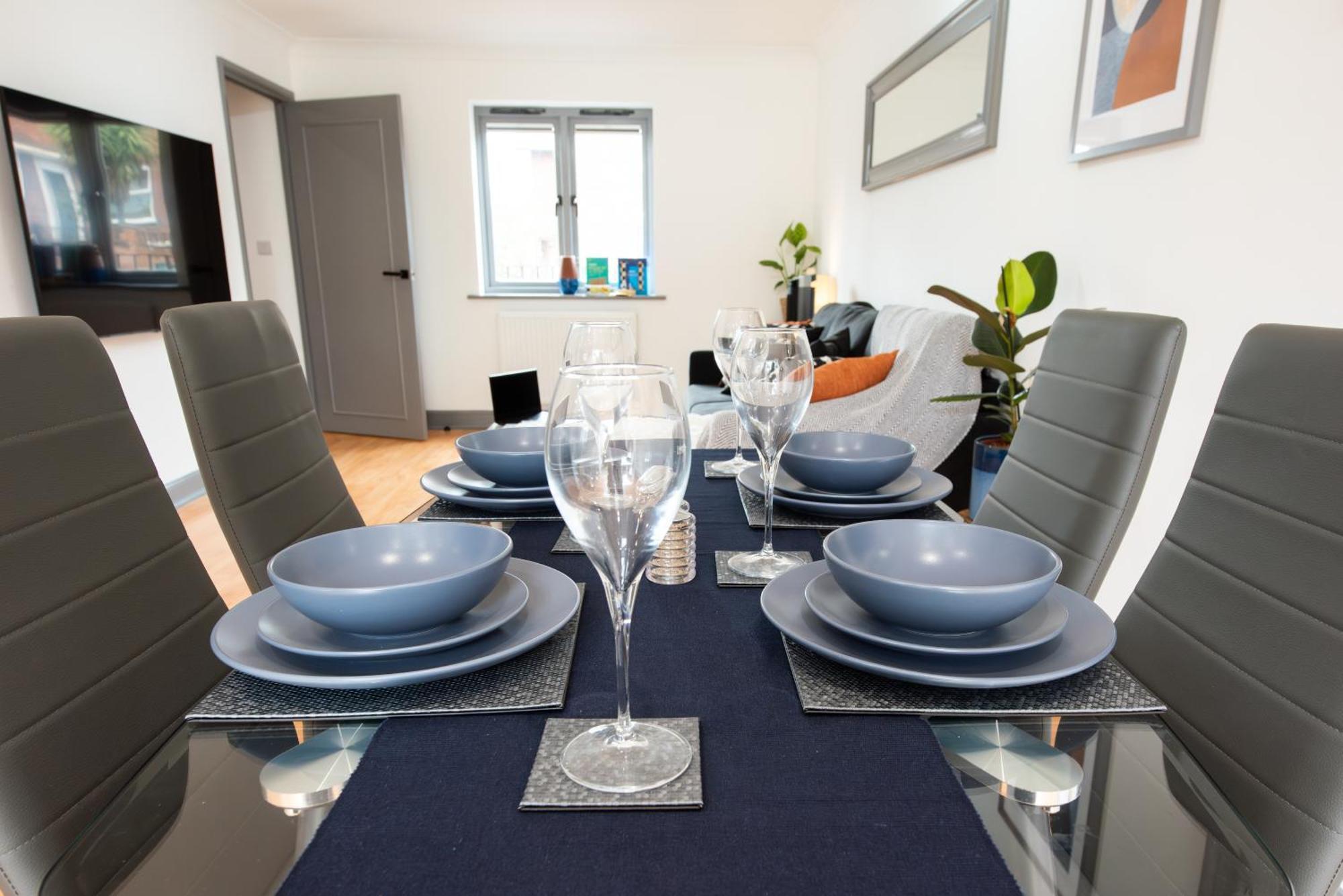 Hythe Hill 3-bedroom House, 2 Free Spacious Parking Spaces, Fast Wifi, Close To Shops, Cafes & Pubs Apartment *