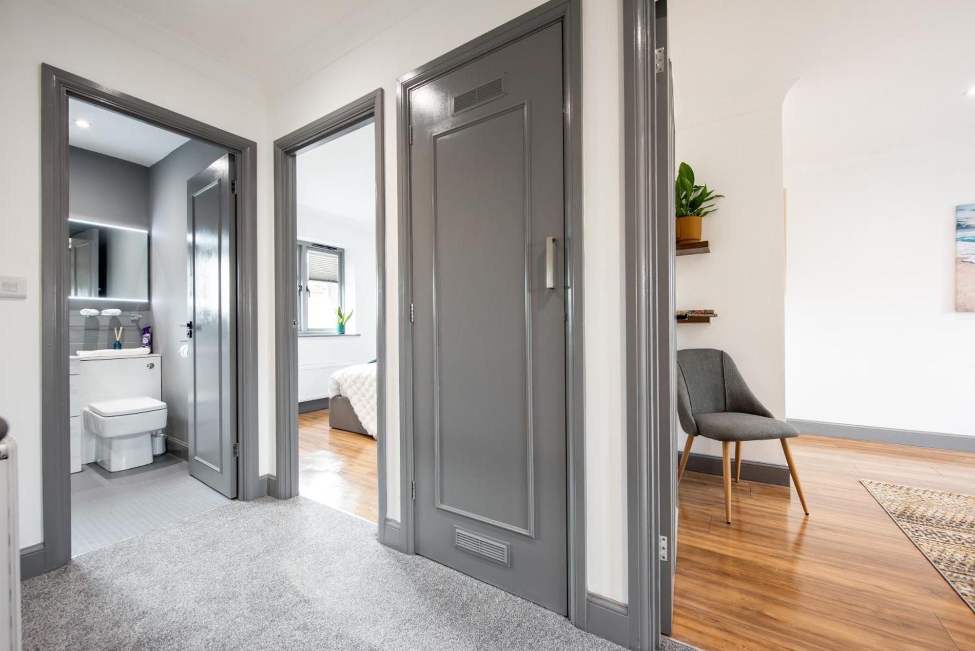 Hythe Hill 3-bedroom House, 2 Free Spacious Parking Spaces, Fast Wifi, Close To Shops, Cafes & Pubs *