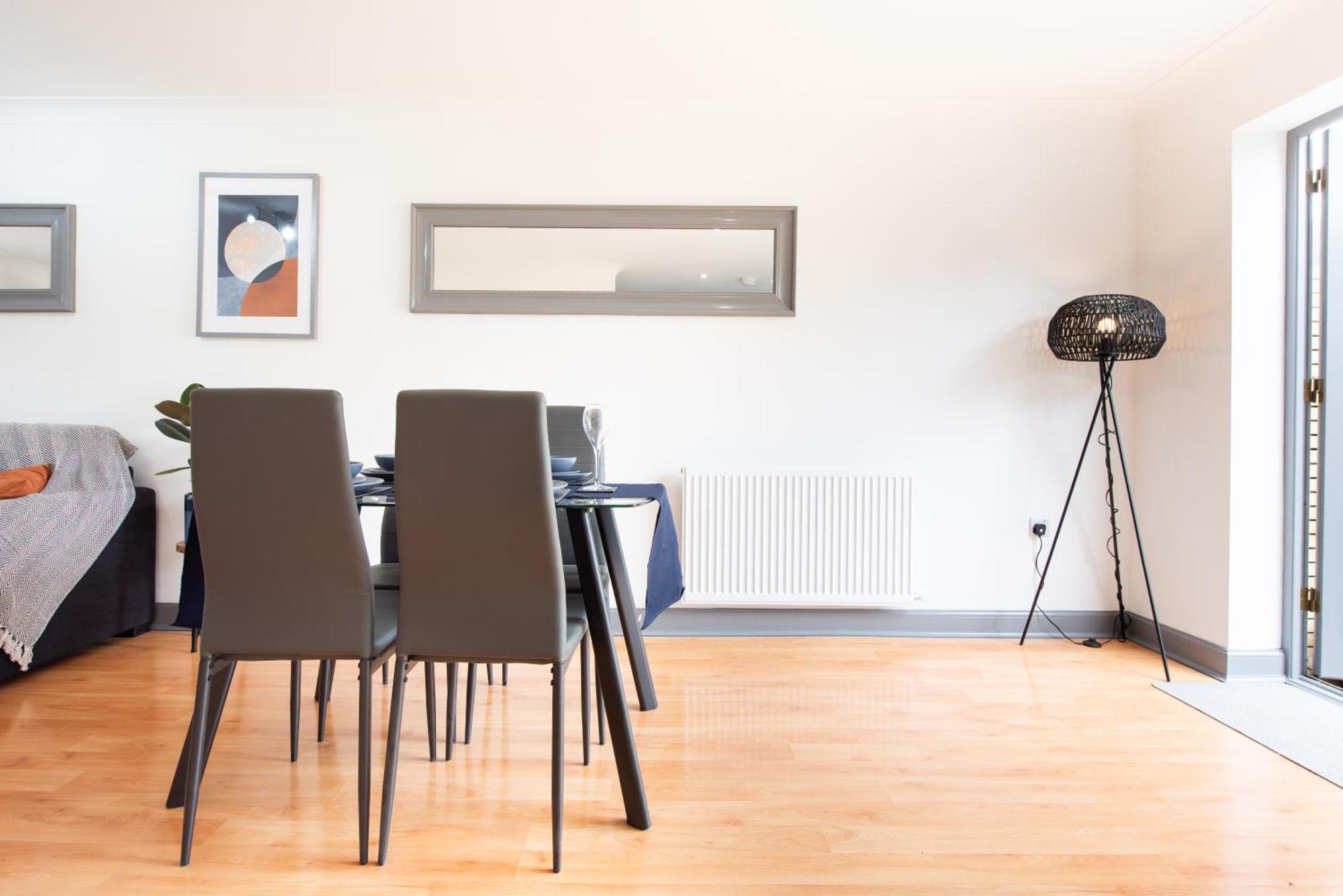 Apartment Hythe Hill 3-bedroom House, 2 Free Spacious Parking Spaces, Fast Wifi, Close To Shops, Cafes & Pubs Colchester