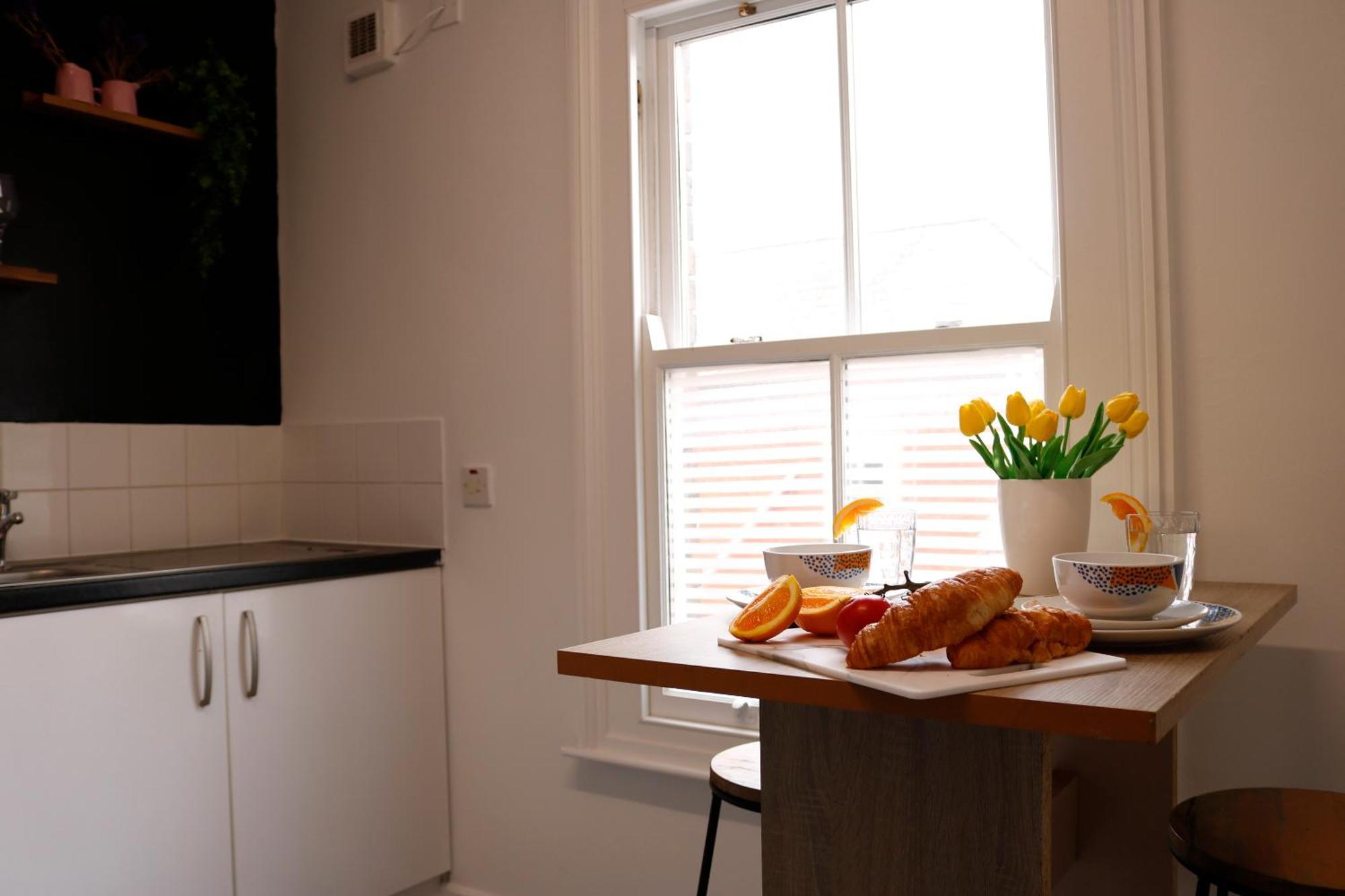 Spot 2-bed Spacious Town Centre Train Station Wifi Apartment *