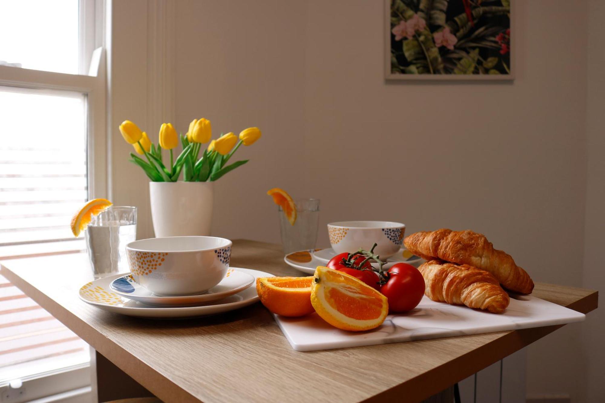 Spot 2-bed Spacious Town Centre Train Station Wifi *