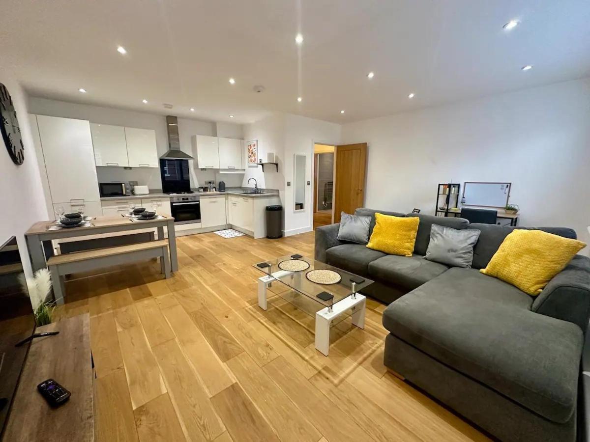 Pass The Keys Very Modern Away From Apartment *