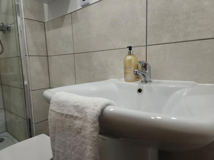 Contractors L Freeparking L Station L Students Apartment *