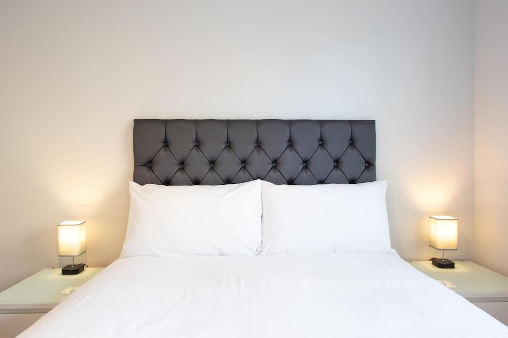 Two Double Bed Coach House With Parking Fast Wifi *