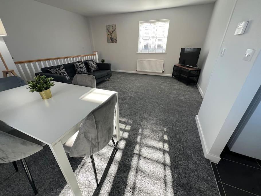 Two Double Bed Coach House With Parking Fast Wifi Apartment