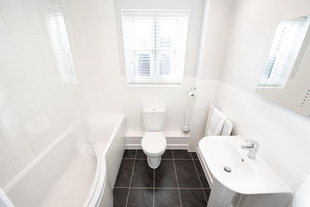 Two Double Bed Coach House With Parking Fast Wifi