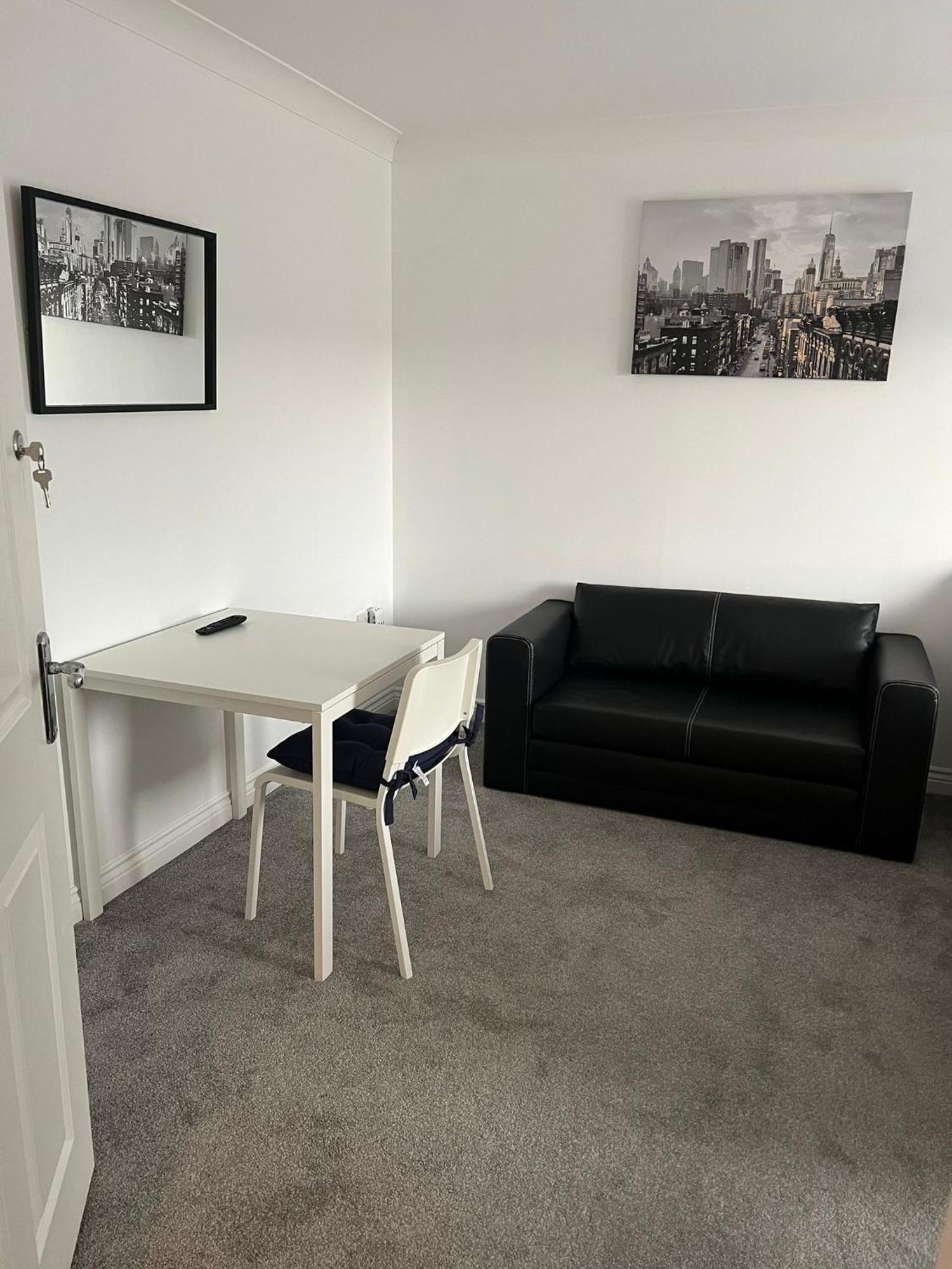 Elegant 3-bedroom With En And Shared Amenities With Free Wi-fi *