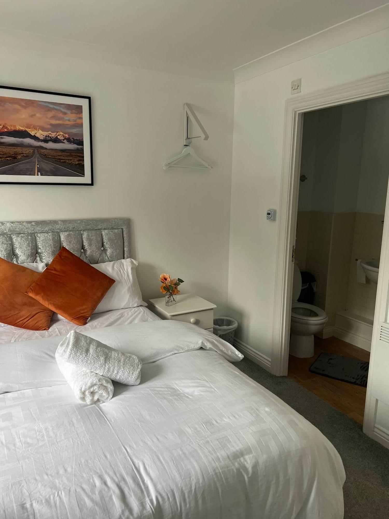 Bed & Breakfast Elegant 3-bedroom With En And Shared Amenities With Free Wi-fi Colchester