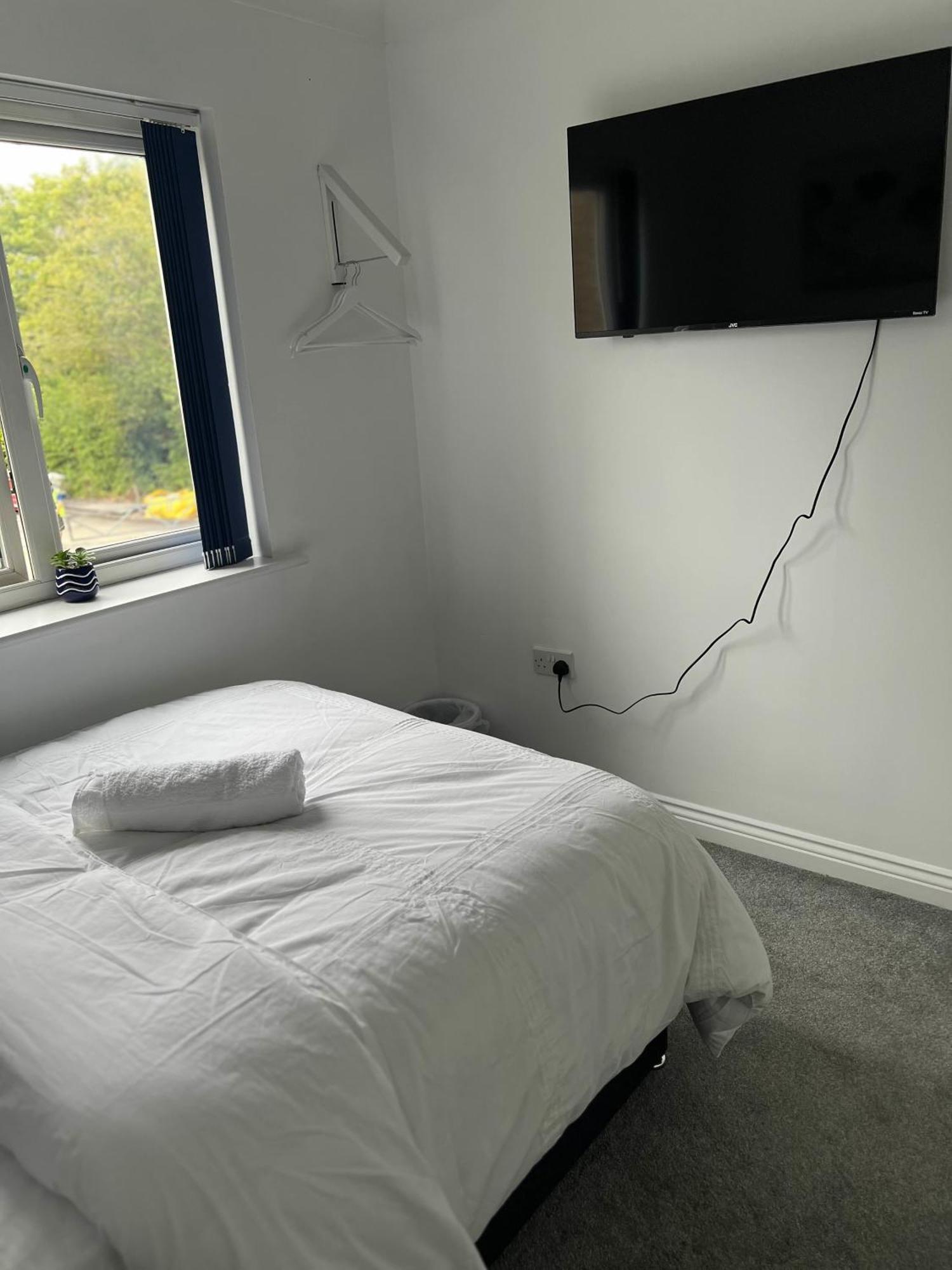 Elegant 3-bedroom With En And Shared Amenities With Free Wi-fi Colchester