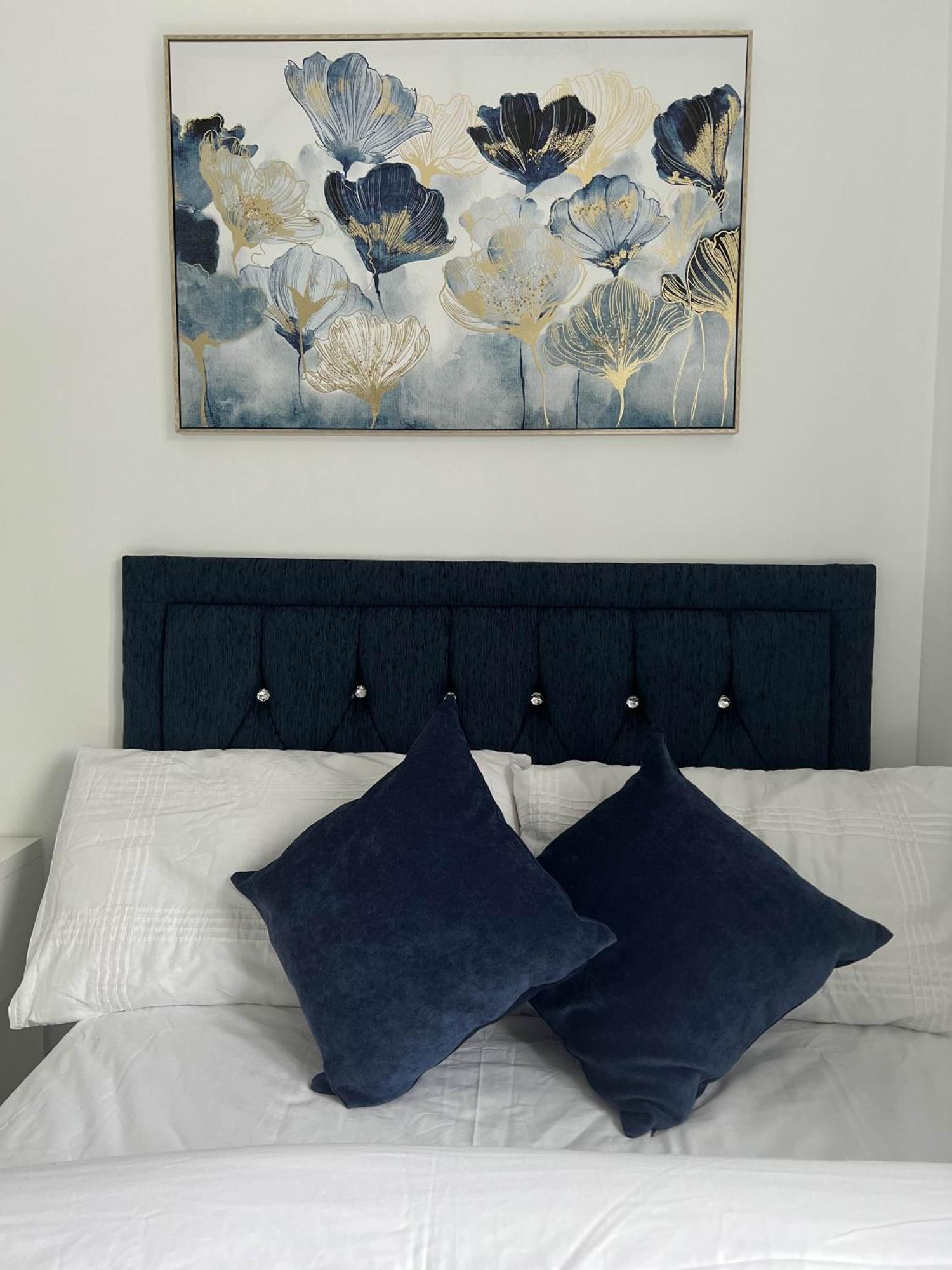Bed & Breakfast Elegant 3-bedroom With En And Shared Amenities With Free Wi-fi *