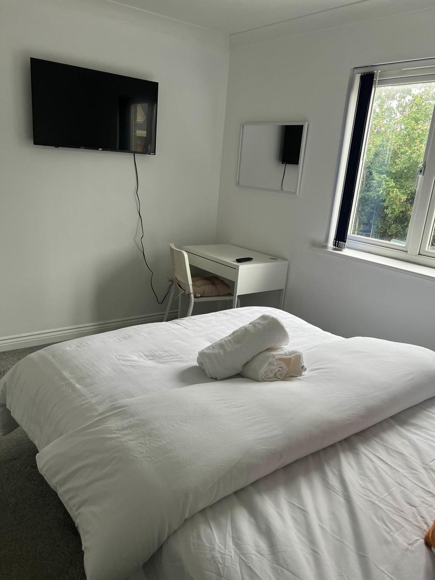 Bed & Breakfast Elegant 3-bedroom With En And Shared Amenities With Free Wi-fi *