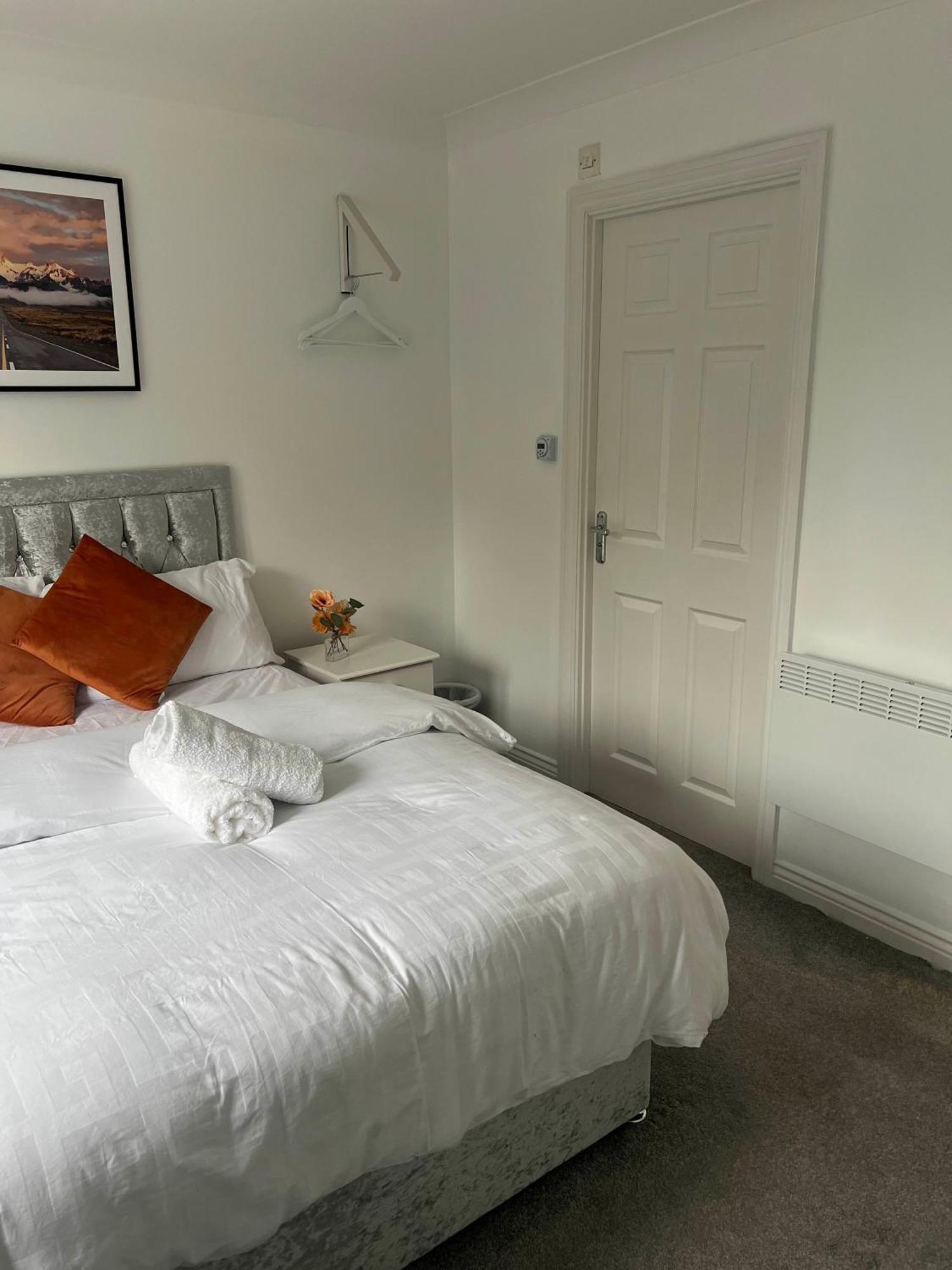 Elegant 3-bedroom With En And Shared Amenities With Free Wi-fi Bed & Breakfast Colchester