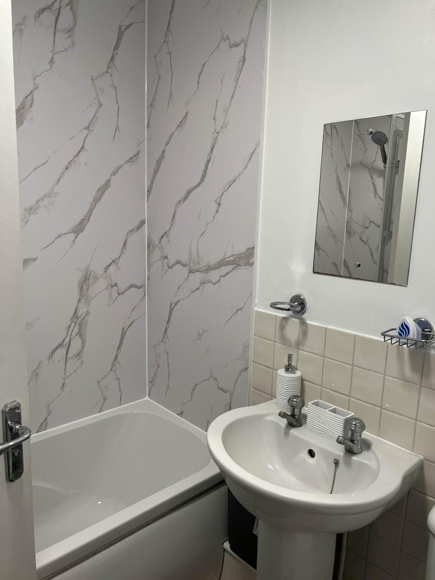 Bed & Breakfast Elegant 3-bedroom With En And Shared Amenities With Free Wi-fi Colchester