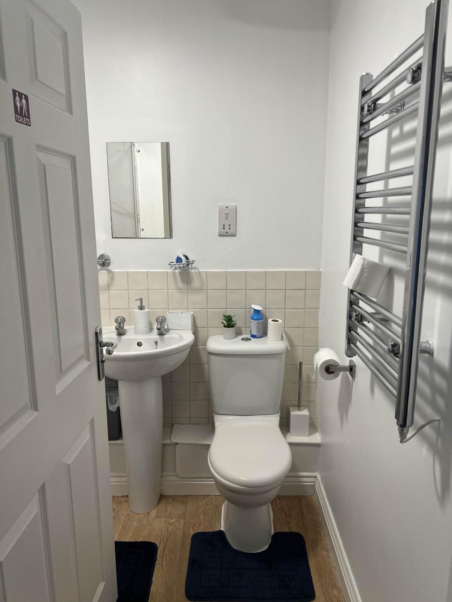 Elegant 3-bedroom With En And Shared Amenities With Free Wi-fi Bed & Breakfast *