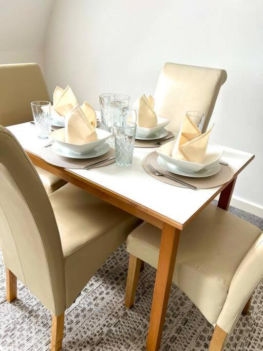 Rooftops - Quiet Cosy Pied-a-terre In The Heart Of *