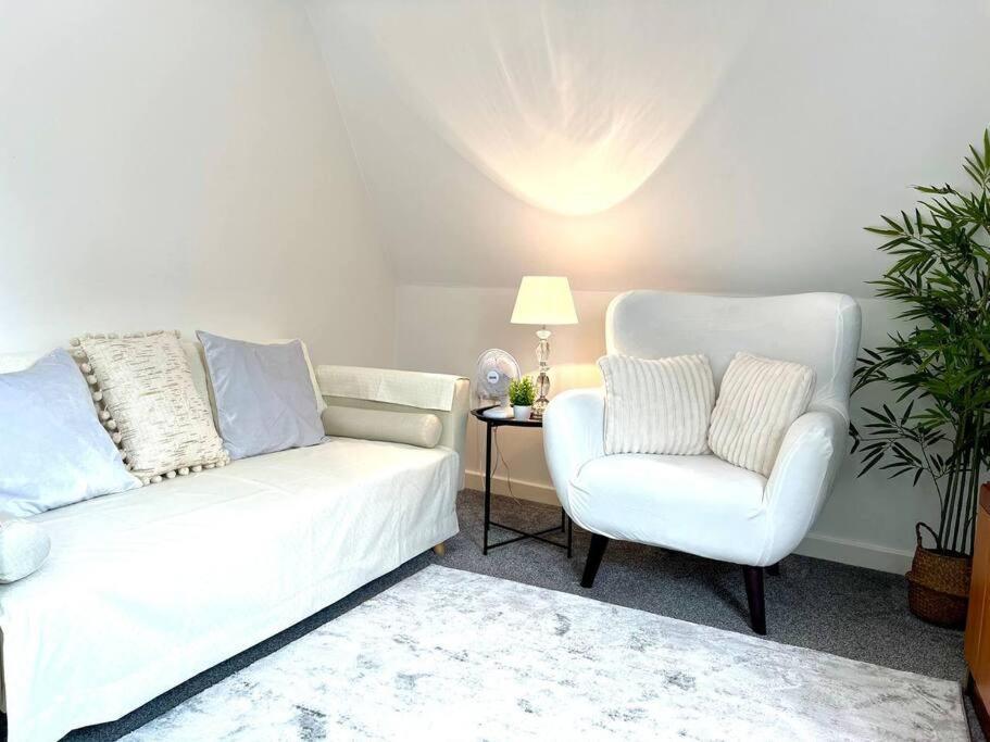 Rooftops - Quiet Cosy Pied-a-terre In The Heart Of