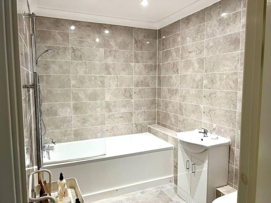 Rooftops - Quiet Cosy Pied-a-terre In The Heart Of *