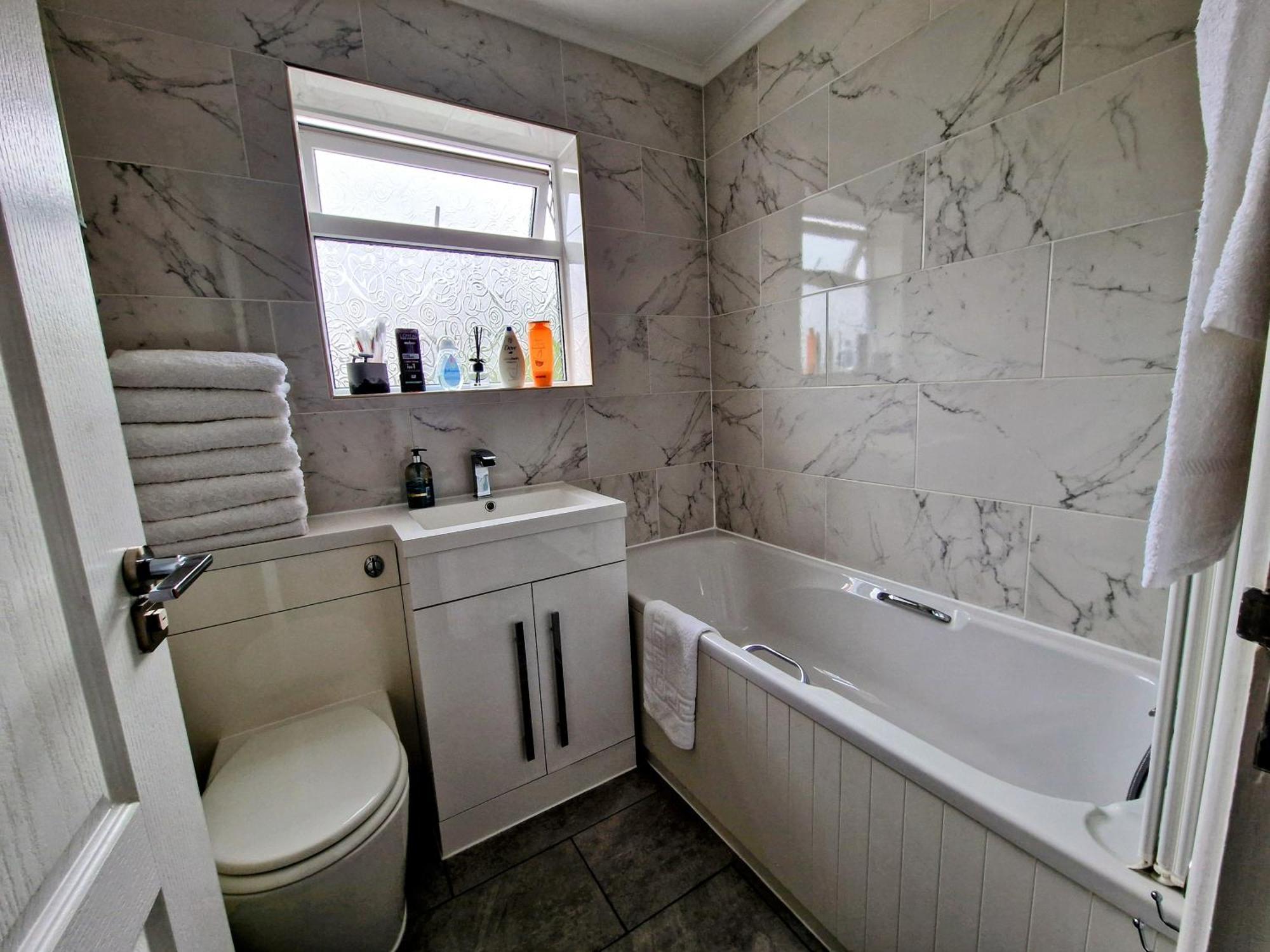 Modern And Spacious 3 Bedroom Family House With Workspace Colchester