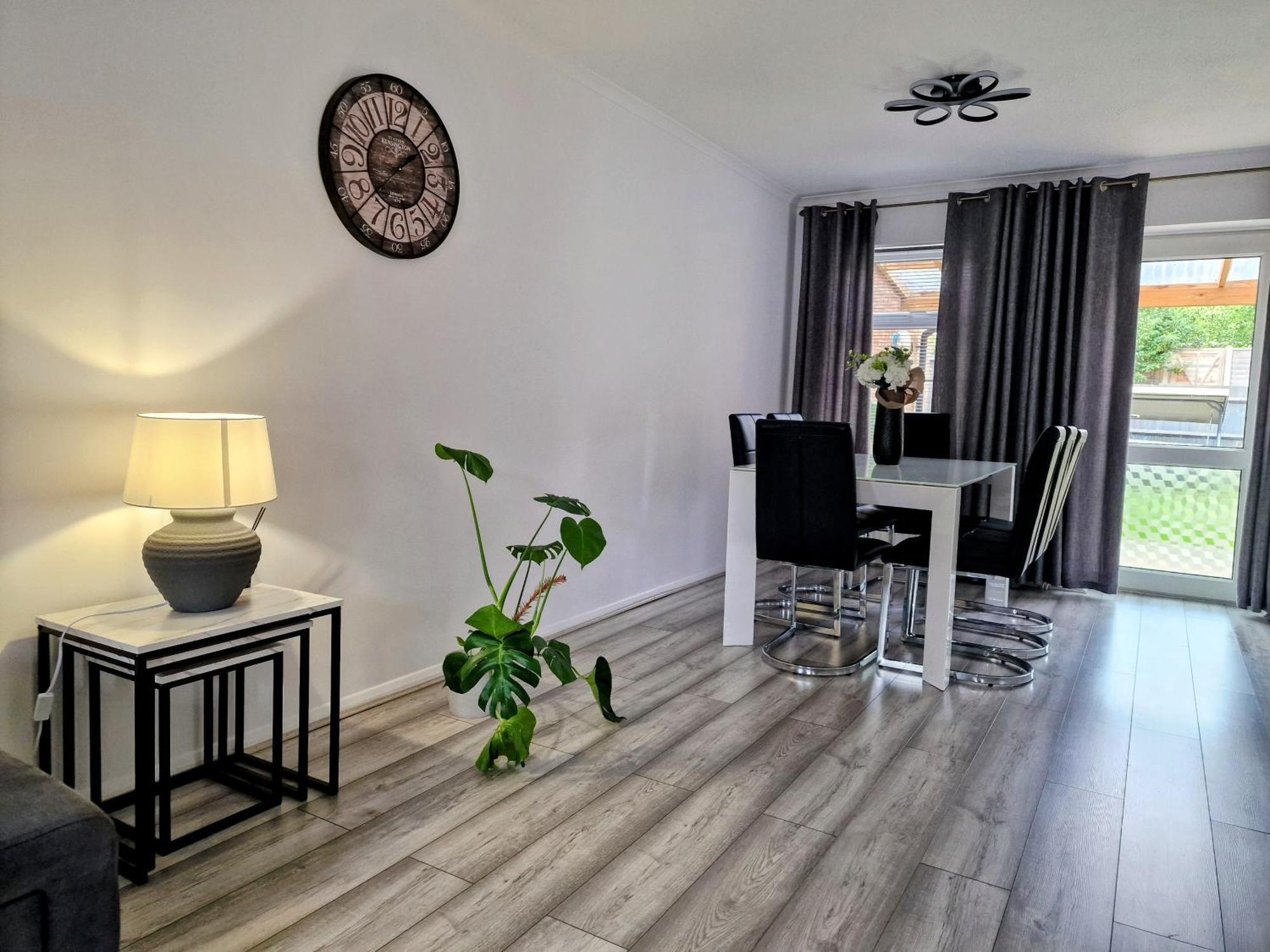 Modern And Spacious 3 Bedroom Family House With Workspace