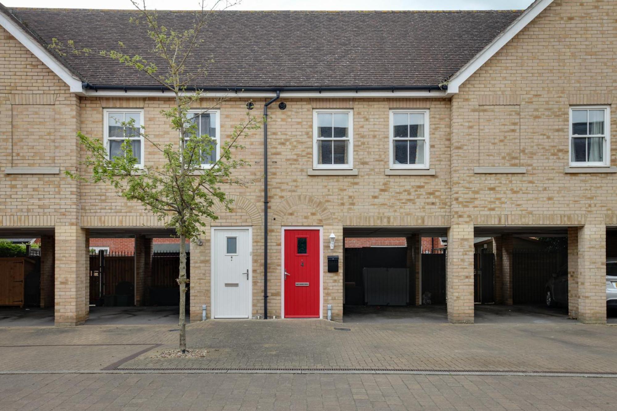 Apartment Two Bedroom Coach House - Free Allocated Parking For 2 Vehicles - *