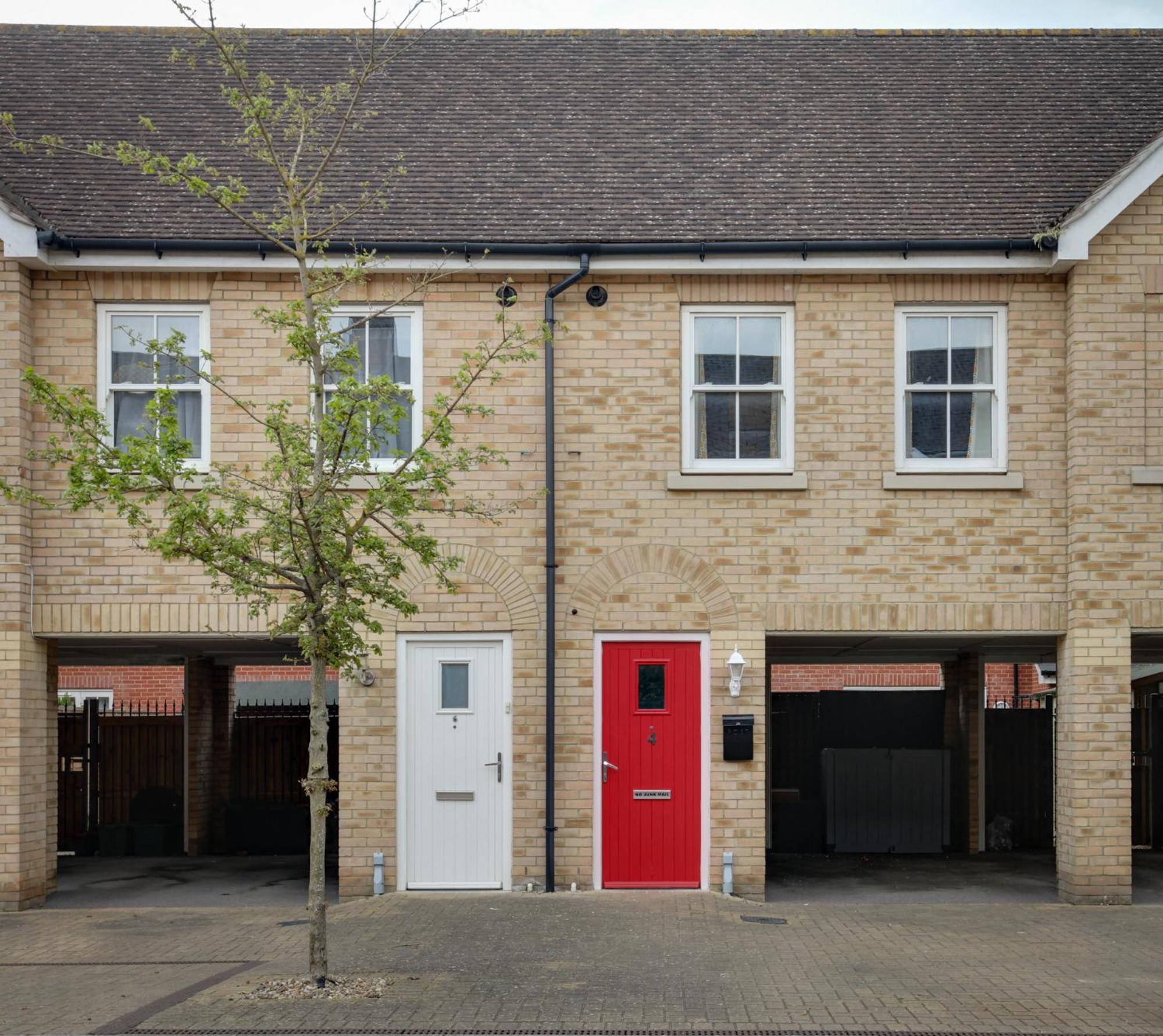 Two Bedroom Coach House - Free Allocated Parking For 2 Vehicles -