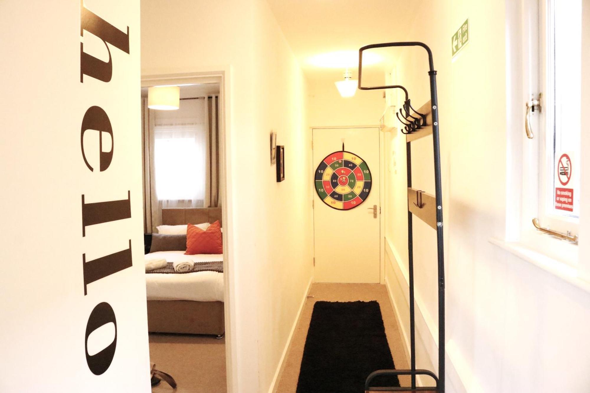 Spot 2-bed Spacious Town Centre Train Station Wifi *