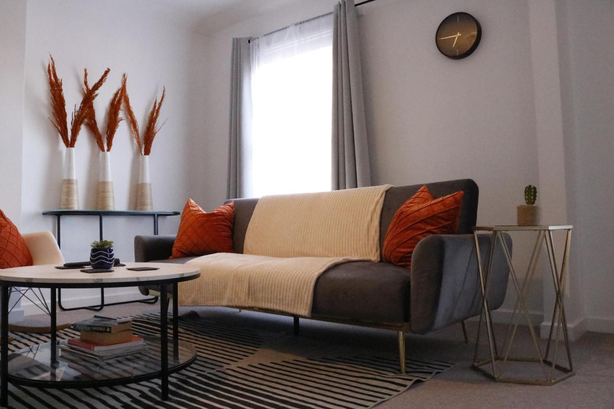 Spot 2-bed Spacious Town Centre Train Station Wifi