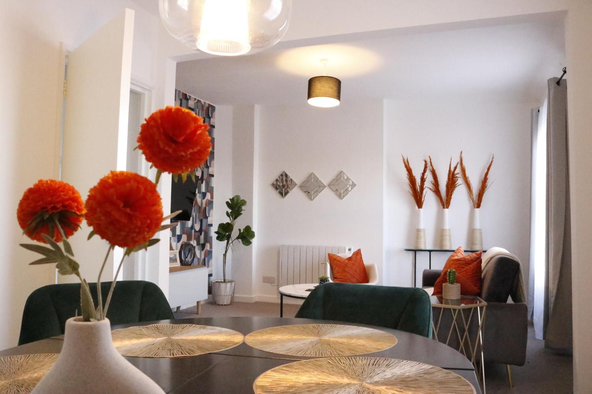 Spot 2-bed Spacious Town Centre Train Station Wifi Apartment