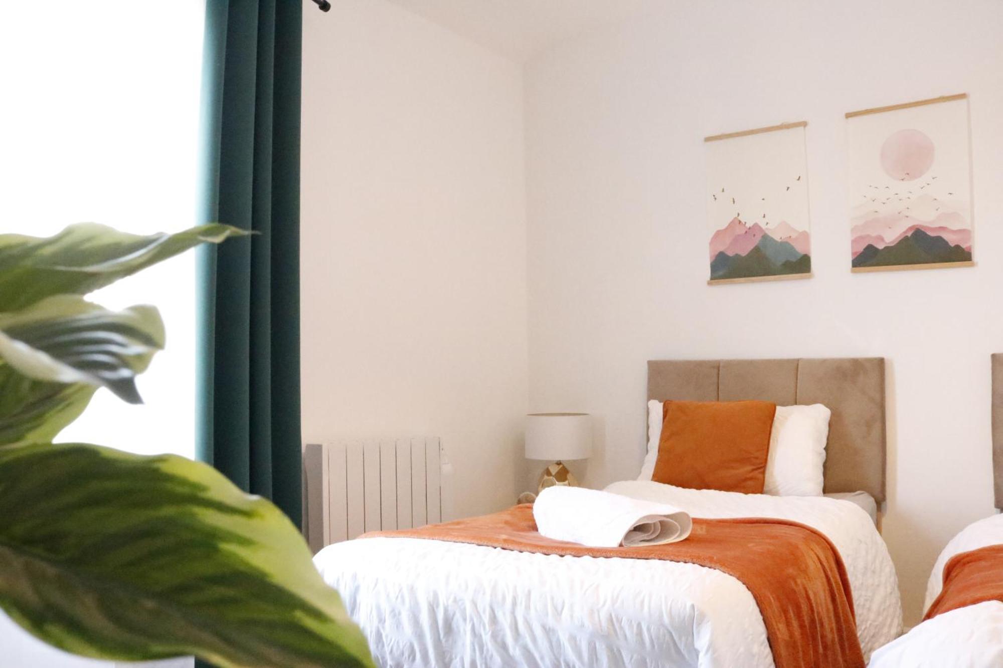 Spot 2-bed Spacious Town Centre Train Station Wifi Apartment