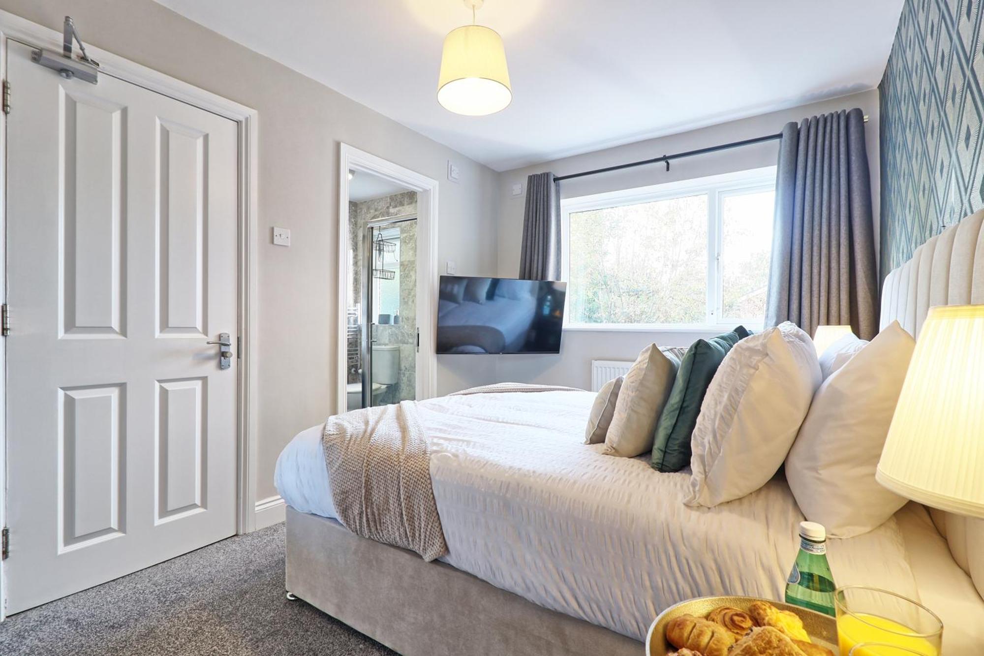 Holiday home - 5 Bedrooms - Sleeps 10 - Long Term - Business - Contractors - Families *